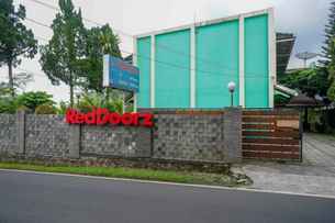 RedDoorz near Lokawisata Baturaden, THB 275.92