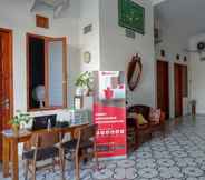 Lobby 7 RedDoorz near Stasiun Purwosari