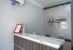 Lobby 6 RedDoorz Syariah near Alun Alun Purwokerto 2