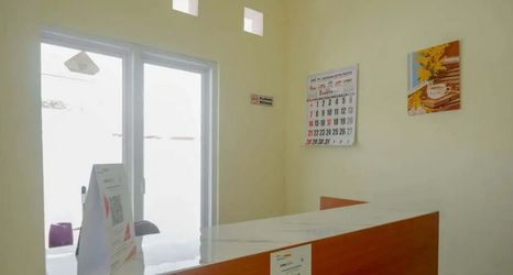 Lobi 2 RedDoorz near Rita Supermall Purwokerto 2