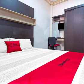 Bedroom 1 RedDoorz Plus gần Isola UPI, Khách sạn Polsek Cisarua