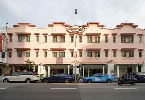 Bên ngoài Amrise Hotel (Check In At 10PM, Check Out at 9AM)