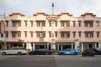 Bên ngoài Amrise Hotel (Check In At 10PM, Check Out at 9AM)