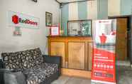 Lobi 6 RedDoorz near Plaza Senayan