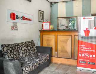 Lobi 2 RedDoorz near Plaza Senayan