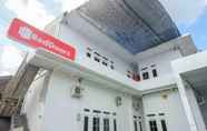 Exterior 2 RedDoorz Syariah near Universitas Slamet Riyadi Solo