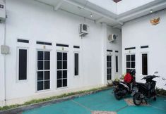 Others 4 RedDoorz Syariah near Universitas Slamet Riyadi Solo