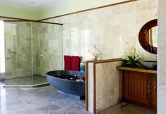 客室内バスルーム 7 Suara Air Villas