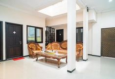 Others 4 RedDoorz Syariah near Marvel City Mall 2