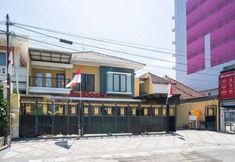 Exterior 3 RedDoorz Syariah near Marvel City Mall 2