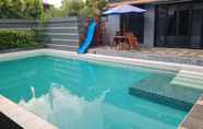 Swimming Pool 4 Deriza House Syariah