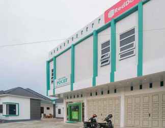 Bangunan 2 RedDoorz Syariah near Pelabuhan Ulee Lheue Banda Aceh