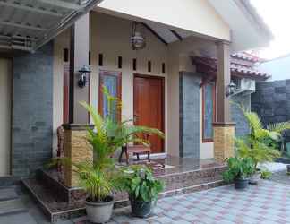 Bên ngoài 2 Omah Pikatan Homestay