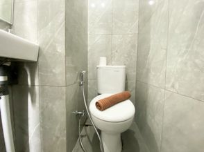 객실 내 욕실 4 Comfortable and Compact Studio Sayana Bekasi Apartment By Travelio