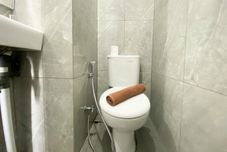 객실 내 욕실 Comfortable and Compact Studio Sayana Bekasi Apartment By Travelio