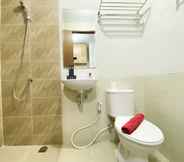 In-room Bathroom 3 Cozy and Chic Studio Apartment at Transpark Juanda Bekasi By Travelio