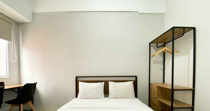 Bedroom Cozy and Chic Studio Apartment at Transpark Juanda Bekasi By Travelio