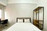 Bedroom Cozy and Chic Studio Apartment at Transpark Juanda Bekasi By Travelio