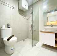 Toilet Kamar 3 Studio Simply at Pollux Chadstone Apartment By Travelio