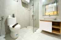 Toilet Kamar Studio Simply at Pollux Chadstone Apartment By Travelio