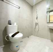 Toilet Kamar 3 Tidy and Comfy Studio at Pollux Chadstone Apartment By Travelio