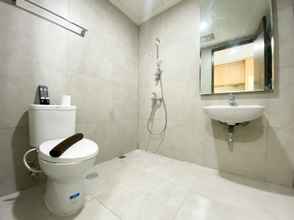 Toilet Kamar 4 Tidy and Comfy Studio at Pollux Chadstone Apartment By Travelio