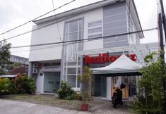 Exterior 2 RedDoorz near GOR Satria Purwokerto