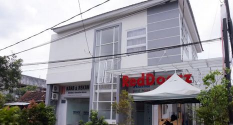 Exterior 2 RedDoorz near GOR Satria Purwokerto