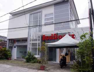 Exterior 2 RedDoorz near GOR Satria Purwokerto