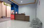 Lobby 6 RedDoorz near GOR Satria 3