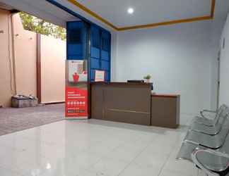 Lobby 2 RedDoorz near GOR Satria 3