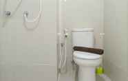 Toilet Kamar 3 Comfort and Minimalist Studio Podomoro City Deli Medan Apartment By Travelio