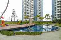 Swimming Pool Comfort and Minimalist Studio Podomoro City Deli Medan Apartment By Travelio