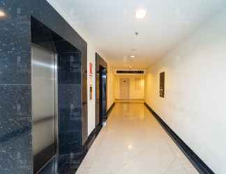 Lobby 2 RedLiving Apartemen Grand Kamala Lagoon - Icha Rooms Tower Barclay South with Netflix