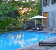 Swimming Pool 5 Oak Tree Emerald Semarang