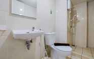 Toilet Kamar 5 Nice and Warm 2BR Apartment at M-Town Residence By Travelio