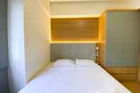 Kamar Tidur Warm and Comfort Living 3BR at Meikarta Apartment By Travelio