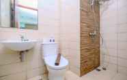 Toilet Kamar 4 Stay Cozy 1BR at Sky Terrace Apartment By Travelio