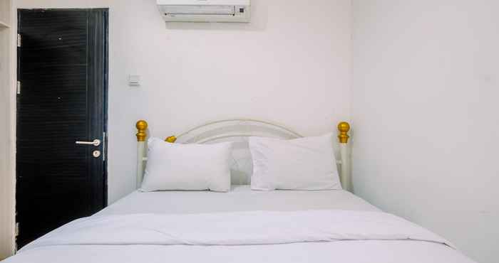 Kamar Tidur Nice and Comfort 2BR at Belmont Residence Puri Apartment By Travelio