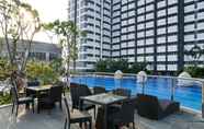 สระว่ายน้ำ 6 Studio Minimalist at West Vista Apartment By Travelio