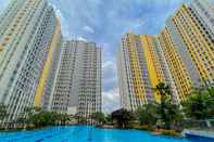 Kolam Renang Elegant and Comfort 4BR Combined at Springlake Summarecon Bekasi Apartment By Travelio