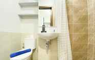 Toilet Kamar 3 Stay Cozy Studio at 17th Floor Transpark Juanda Bekasi Timur Apartment By Travelio