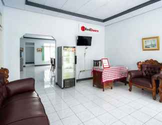 Lobby 2 RedDoorz Syariah near RSUD Cimacan