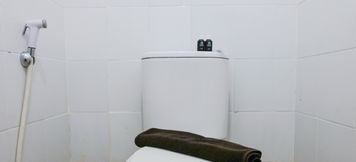 Phòng tắm bên trong 3 Cozy and Homey Studio Room at Suites @Metro Apartment By Travelio