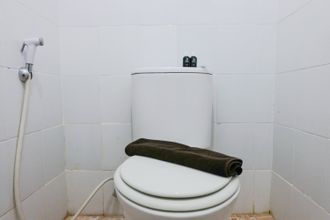 Phòng tắm bên trong 4 Cozy and Homey Studio Room at Suites @Metro Apartment By Travelio