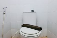 Phòng tắm bên trong Cozy and Homey Studio Room at Suites @Metro Apartment By Travelio