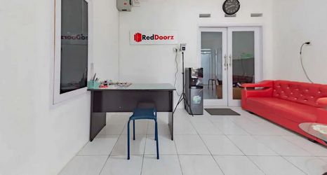 Lobby 2 RedDoorz Syariah near Alun Alun Ciledug Cirebon