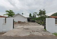 Bên ngoài 6 RedDoorz Syariah near Alun Alun Ciledug Cirebon