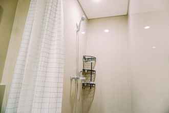 Toilet Kamar 4 Simply Look and Homey 1BR Bintaro Embarcadero Apartment By Travelio