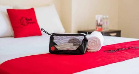 Others 2 RedDoorz near Institut Kesehatan Helvetia